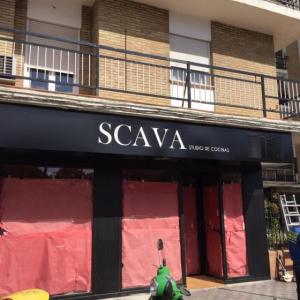 Rótulo cartel en caja con frente calado e iluminación. Scava Cocinas en Sevilla.