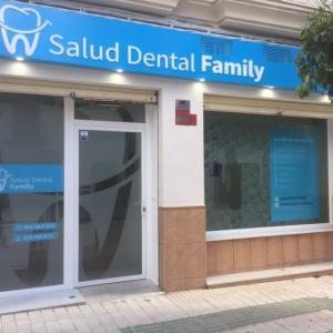 Rótulo cartel Caja luminosa con textos calados y letras superpuestas. Clínica Dental Family en Utrera Sevilla.