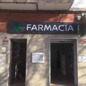 Rótulo cartel Caja luminosa con textos calados y letras superpuestas. Farmacia en Sevilla.