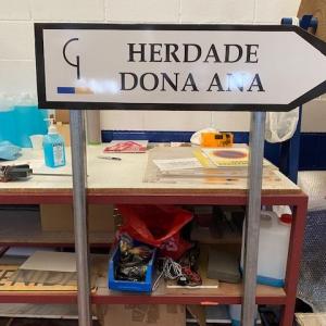 Rótulo cartel en forma de flecha indicadora, rotulada con Herdade Doña Ana Sevilla