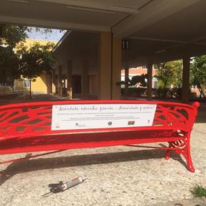 Rótulo cartel para banco en conmemoración de las víctimas de violencia de género. Universidad Pablo de Olavide en Sevilla.