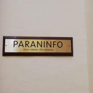 Rótulo Cartel de señalización en latón grabado en bajo relieve con tintas especiales. Rectorado de la Universidad de Sevilla.