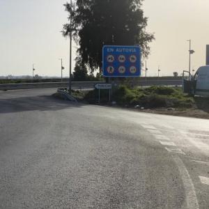 Rótulo flecha, señal vial de tráfico homologada con vinilos reflectantes nivel 1. Dos Hermanas Sevilla.