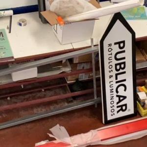 Rótulo flecha, señal vial de tráfico homologada con vinilos reflectantes nivel 1. Dos Hermanas Sevilla.