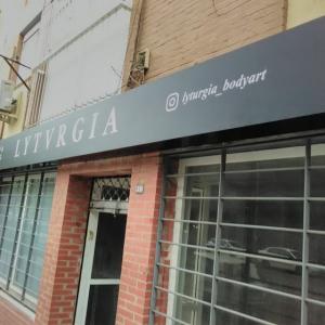 Rótulo luminoso corpóreo frentes fresados o calados. Tattoo y piercieng Lytvrgia en Sevilla.