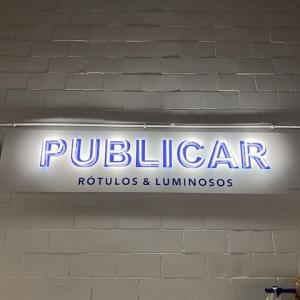 Rótulo en neón pirex blanco sobre bandeja de composite. Dos Hermanas Sevilla.
