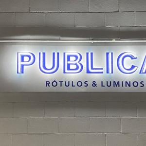 Rótulo en neón pirex blanco sobre bandeja de composite. Dos Hermanas Sevilla.