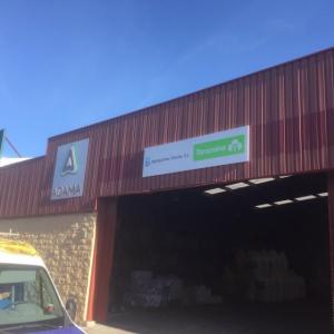 Rótulo para frente de fachada con bandeja plegada en composite y rotulada en vinilo de corte. Para Tarazona en Osuna Sevilla.