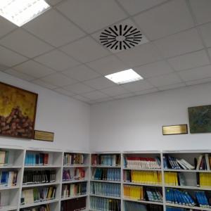 Rótulo en placa de latón fresado en bajo relieve y relleno de tinta, sobre base o metopa de madera, para la Universidad de Sevilla.