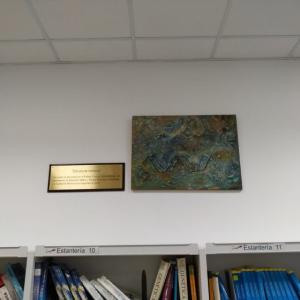 Rótulo en placa de latón fresado en bajo relieve y relleno de tinta, sobre base o metopa de madera, para la Universidad de Sevilla.