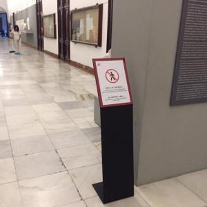 Rótulo soporte en forja y cartel informativo, para el Edificio Antigua Fábrica de Tabacos de la Universidad de Sevilla, 
