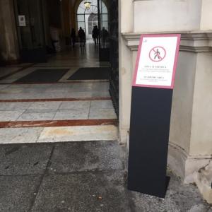 Rótulo soporte en forja y cartel informativo, para el Edificio Antigua Fábrica de Tabacos de la Universidad de Sevilla, 