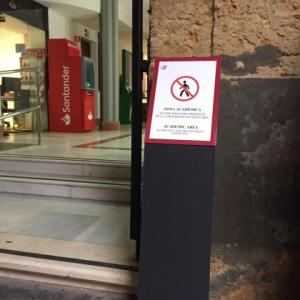 Rótulo soporte en forja y cartel informativo, para el Edificio Antigua Fábrica de Tabacos de la Universidad de Sevilla, 