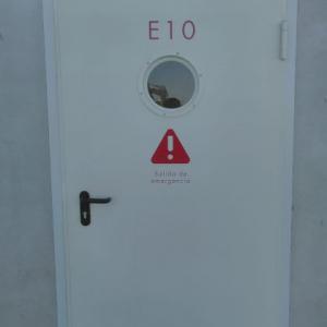 Rótulos en vinilo de corte para marcar puertas, Sofitec en Sevilla. 