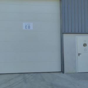 Rótulos en vinilo de corte para marcar puertas, Sofitec en Sevilla. 