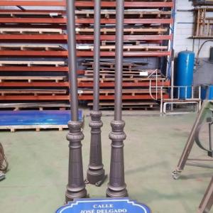 Señales históricas de ornamentación en hierro fundido y forja para el Ayuntamiento de Sevilla. Colocadas en El Puerto de Sevilla para Tragsa.