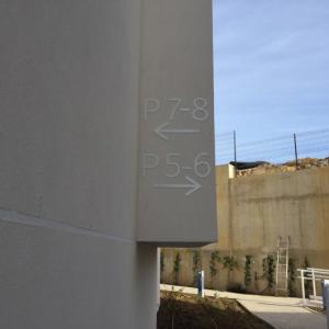 Señalética para la señalización de Urbanización en letras y números recortados en aluminio anodizado de 20 cm. Estepona Málaga 