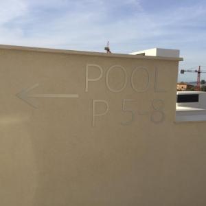 Señalética para la señalización de Urbanización en letras y números recortados en aluminio anodizado de 20 cm. Estepona Málaga 