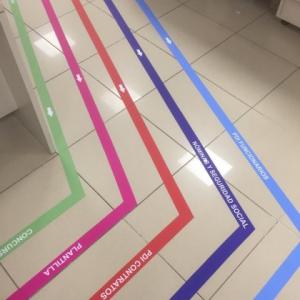 Señalización de suelos en vinilo en impresión digital con laminado suelo antideslizante, para el área Docente del Rectorado de la Universidad de Sevilla.