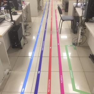 Señalización de suelos en vinilo en impresión digital con laminado suelo antideslizante, para el área Docente del Rectorado de la Universidad de Sevilla.