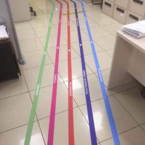 Señalización de suelos en vinilo en impresión digital con laminado suelo antideslizante, para el área Docente del Rectorado de la Universidad de Sevilla.