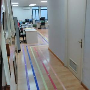 Señalización de suelos en vinilo en impresión digital con laminado suelo antideslizante, para el Rectorado de la Universidad de Sevilla.
