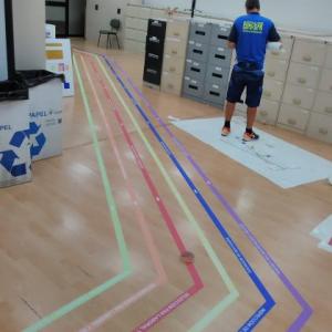 Señalización de suelos en vinilo en impresión digital con laminado suelo antideslizante, para el Rectorado de la Universidad de Sevilla.