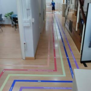 Señalización de suelos en vinilo en impresión digital con laminado suelo antideslizante, para el Rectorado de la Universidad de Sevilla.