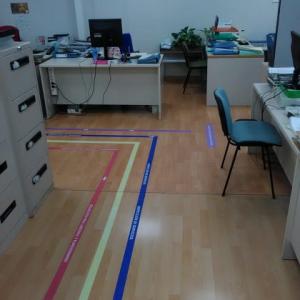 Señalización de suelos en vinilo en impresión digital con laminado suelo antideslizante, para el Rectorado de la Universidad de Sevilla.