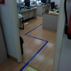 Señalización de suelos en vinilo en impresión digital con laminado suelo antideslizante, para el Rectorado de la Universidad de Sevilla.