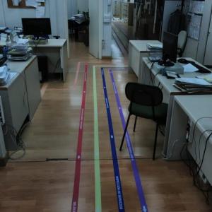 Señalización de suelos en vinilo en impresión digital con laminado suelo antideslizante, para el Rectorado de la Universidad de Sevilla.
