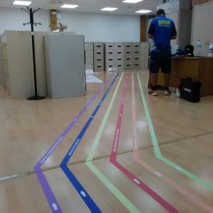 Señalización de suelos en vinilo en impresión digital con laminado suelo antideslizante, para el Rectorado de la Universidad de Sevilla.