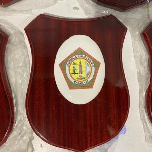 Trofeo Metopa de madera con gr&aacute;fica en cer&aacute;mica. Ej&eacute;rcito del Aire Sevilla.
