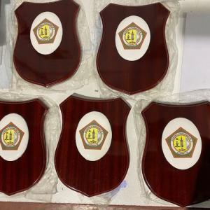 Trofeo Metopa de madera con gr&aacute;fica en cer&aacute;mica. Ej&eacute;rcito del Aire Sevilla.