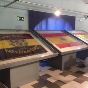 Vitrina expositora para banderas antiguas, en aluminio lacado y frontal de metacrilato. Museo de Historia Militar de Sevilla.