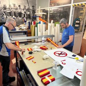 Bandera de bolsillo embolsada para regalo de los participantes en la Jura de Bandera Civil de Sevilla. Mayo 2022