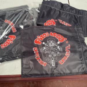 Banderas na&uacute;ticas para las motos del Moto Club Pitos Locos en Bellavista Sevilla.