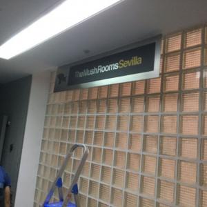 Cartel direccional en Sevilla.