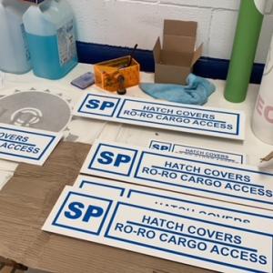 Carteles en chapa de aluminio serigrafiados con tintas especiales de larga duración. 
