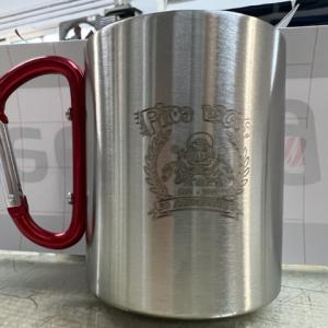 Jarra o jarrillo de acero inoxidable con grabaci&oacute;n a l&aacute;ser de Logo de Motoclub Pitos Locos en Bellavista Sevilla.