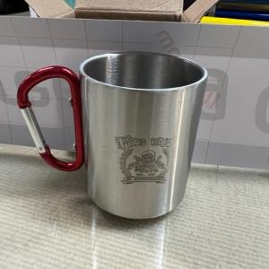 Jarra o jarrillo de acero inoxidable con grabaci&oacute;n a l&aacute;ser de Logo de Motoclub Pitos Locos en Bellavista Sevilla.