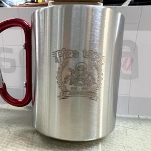 Jarra o jarrillo de acero inoxidable con grabaci&oacute;n a l&aacute;ser de Logo de Motoclub Pitos Locos en Bellavista Sevilla.