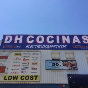 Lona en impresión digital de gran formato cosida con cuerda elástica. DH Cocinas en Dos Hermanas Sevilla