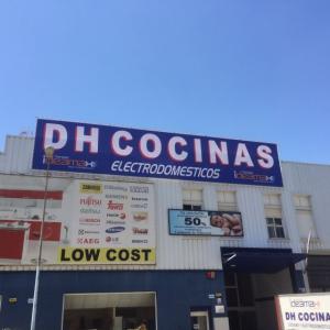 Lona en impresión digital de gran formato cosida con cuerda elástica. DH Cocinas en Dos Hermanas Sevilla