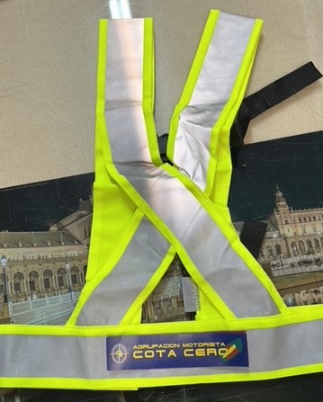 Arnes fluor refectante para moto personalizada en transfer, para la Agrupaci&oacute;n Motorista Cota Cero en Sevilla.