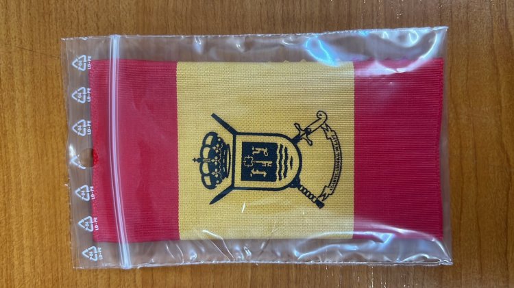 Bandera de bolsillo embolsada para regalo de los participantes en la Jura de Bandera Civil de Sevilla. Mayo 2022