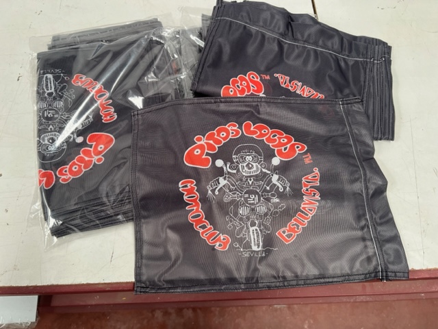 Banderas na&uacute;ticas para las motos del Moto Club Pitos Locos en Bellavista Sevilla.