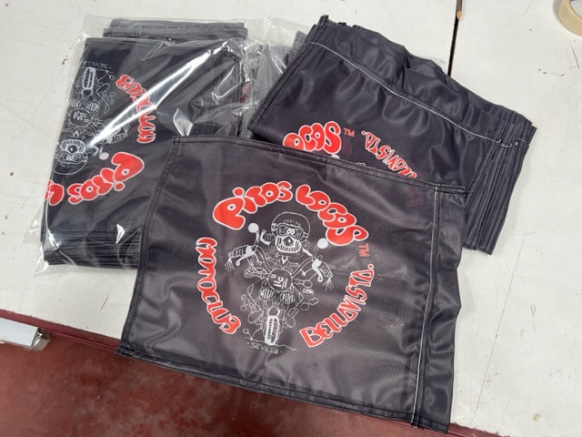 Banderas na&uacute;ticas para las motos del Moto Club Pitos Locos en Bellavista Sevilla.