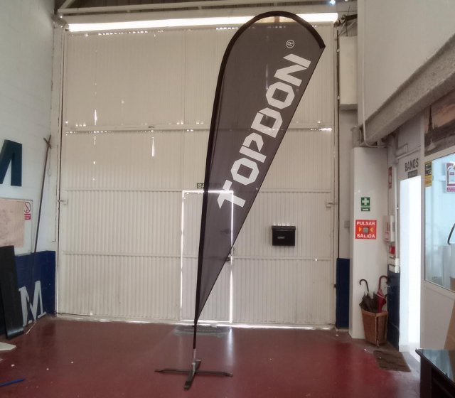 Banderola tipo gota de l&aacute;grima. Fly Banner. Sevilla.