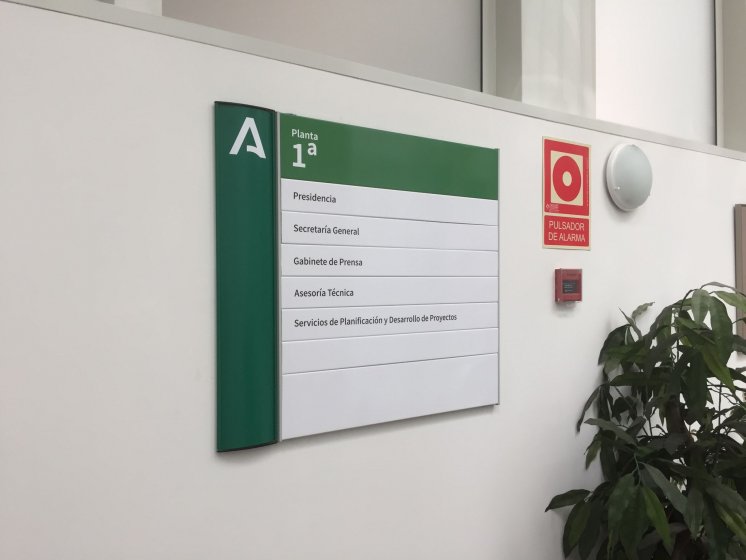 Cartel directorio homologado en lamas de aluminio rotulado con vinilos. Consejo Econ&oacute;mico de la Junta de Andaluc&iacute;a. Sevilla.